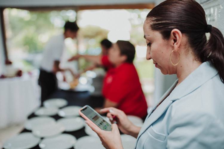 Paulina organizando una boda